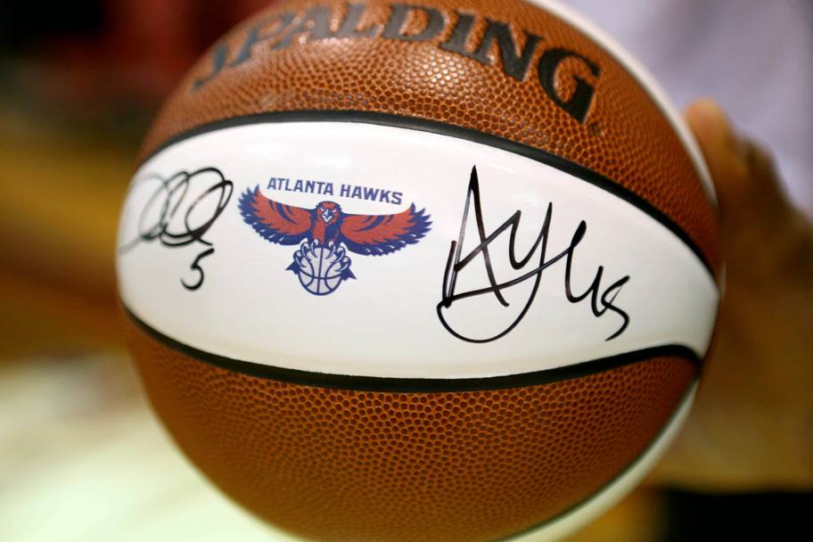 Ad Atlanta spunta un pallone autografato da Al Horford. Reuters